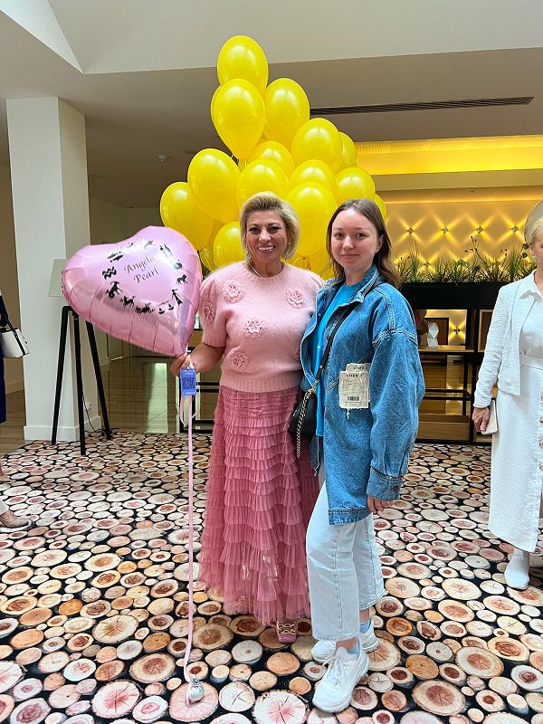 Famous woman with balloons